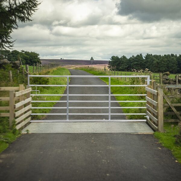 Living and Home 7 Bar Half Mesh Galvanised Metal Field Gate - 9ft Wide - Image 3